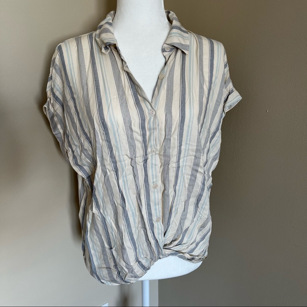 *NWT* Lush Ashlyn Twist-Front Button-Down Top